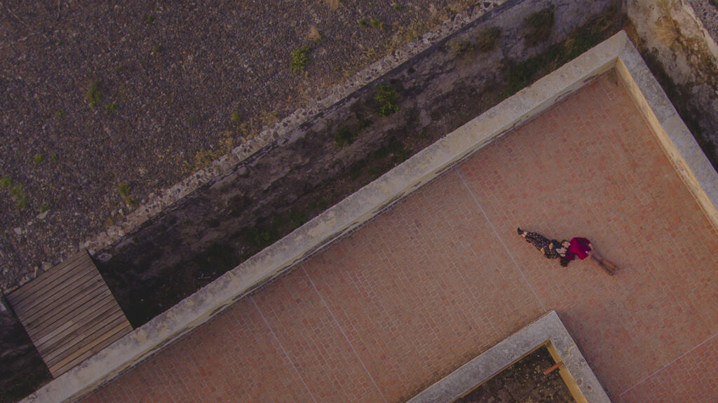 fotografia fotografo profesional creativo de bodas sesion de pareja preboda engagement compromiso creativa drone aerea en isla del presidio mezcala jalisco